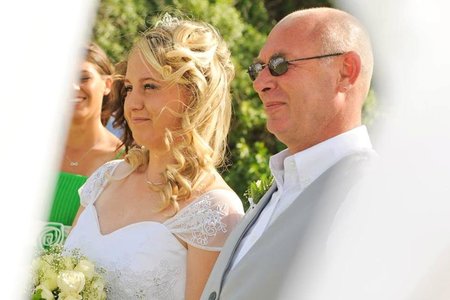 Cassie Carstens en Chantelle Buys-Carstens van Overstrand Medical Response, wat onlangs getroud is en nou â€˜n baba op die agtersitplek van â€˜n motor moes vang  